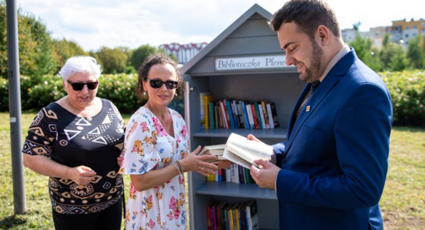 Wypożycz, wymień, przeczytaj. W Łomży działa biblioteczka plenerowa [FOTO]