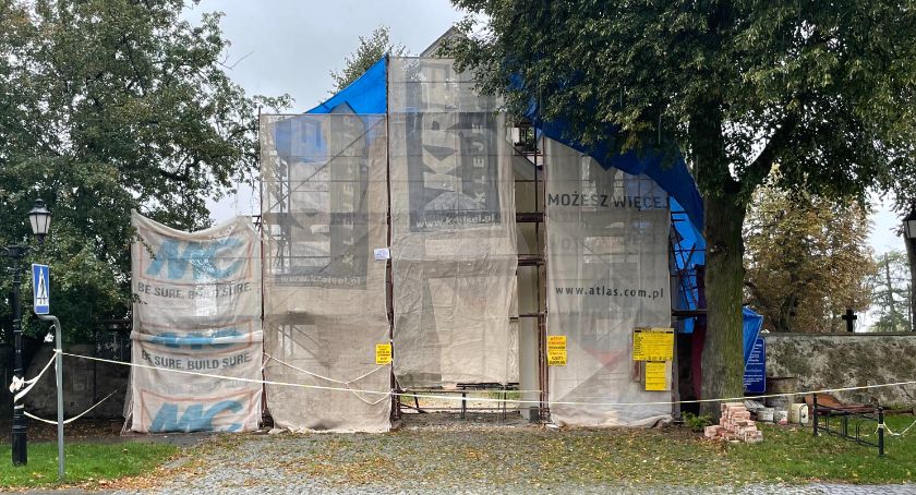 Dobiega końca remont zabytkowej bramy cmentarza katedralnego [FOTO]
