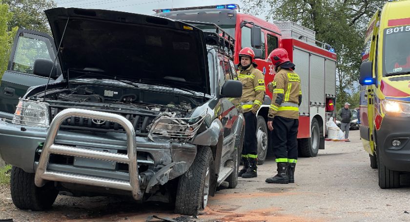 Czołowe zderzenie osobówek. Dwie osoby w szpitalu [FOTO]
