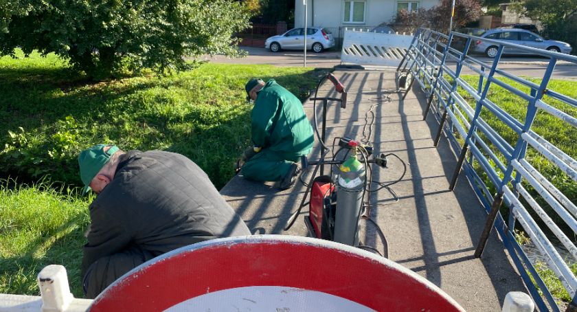 Ul. Wesoła. Kładka naprawiona. O sprawcach zniszczenia nic nie wiadomo [FOTO]