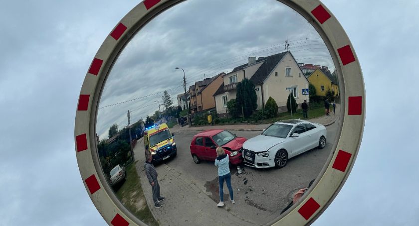 Zderzenie na skrzyżowaniu. Kobieta w ciąży zabrana do szpitala [FOTO]
