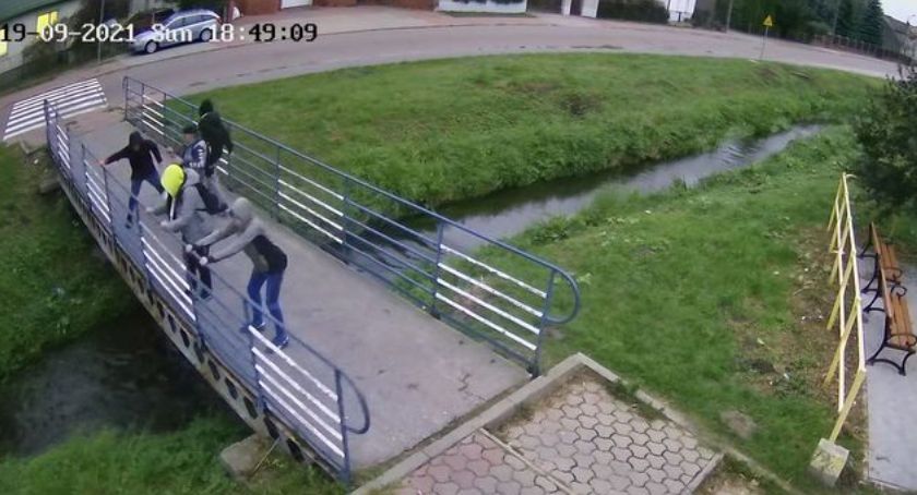 Ul. Wesoła. Na nagraniu widać, jak młodzi ludzie niszczą barierkę. Szuka ich policja [FOTO]