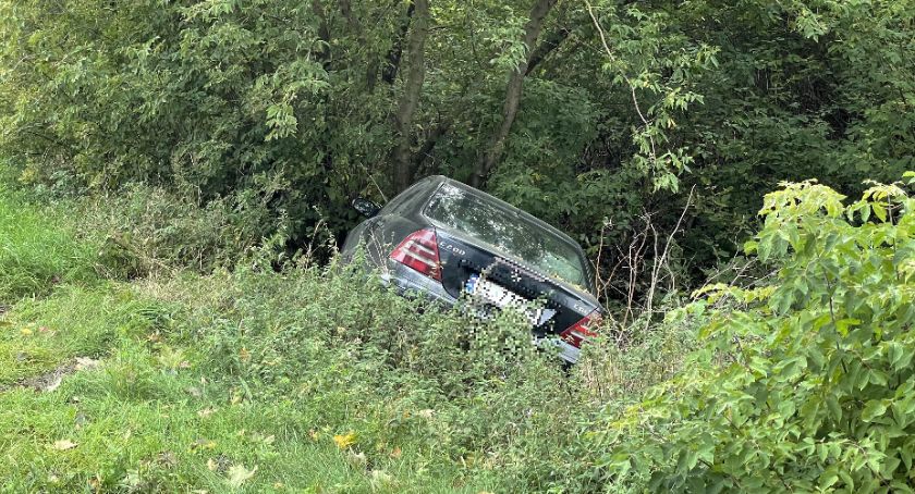 Auto w rowie. Za kierownicą pijany kierowca [FOTO]