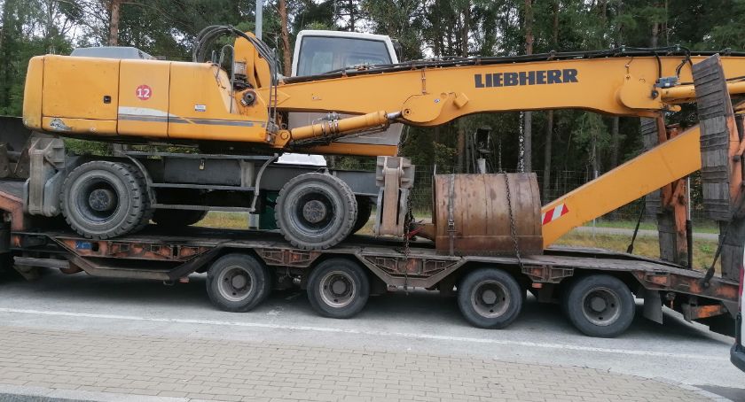 Śniadowo - Grajewo: Ciężarówka z koparką “nieco” za ciężka