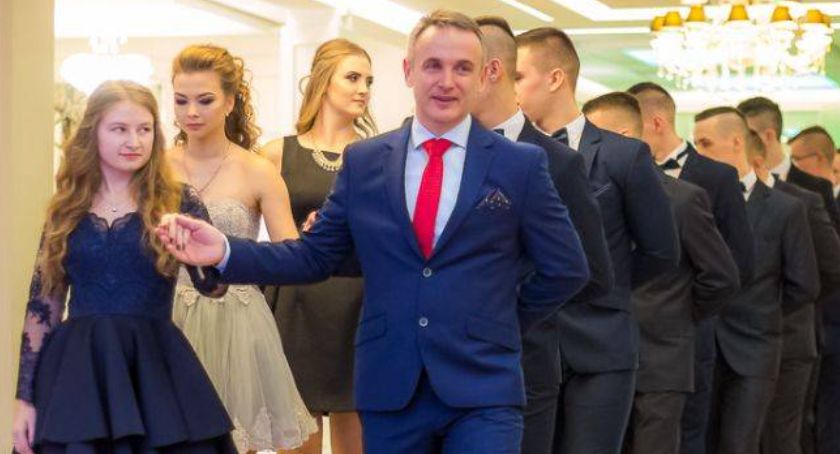Sławomir Łomotowski pozostanie dyrektorem szkoły w Marianowie