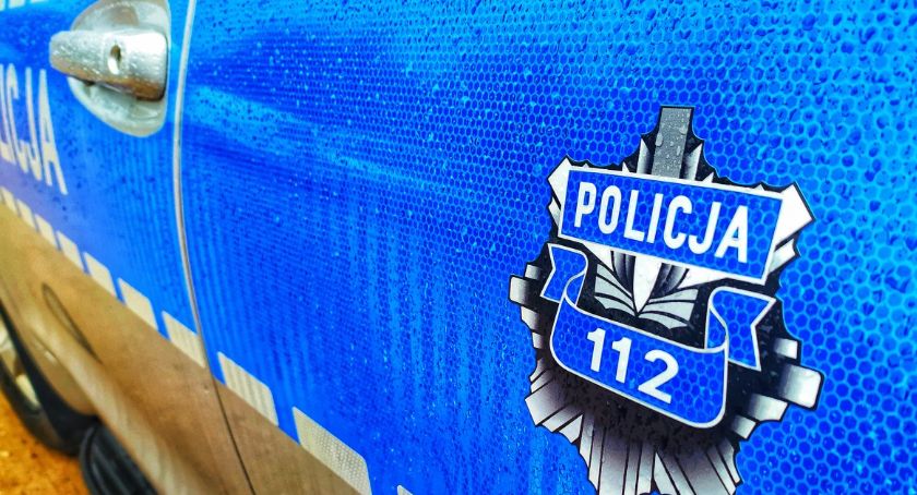 Policjant strzelił do busa. Potrącił go kierowca samochodu z nielegalnymi imigrantami