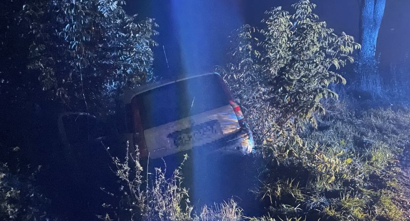 Samochód w rowie. Pijany kierowca stracił panowanie nad autem