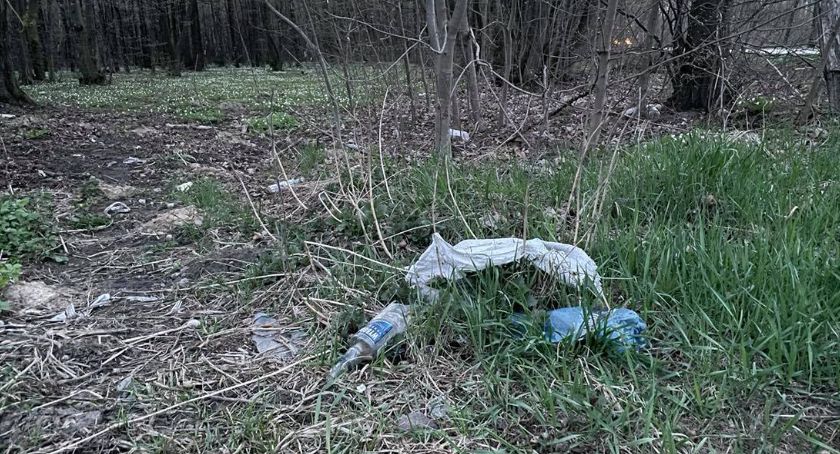 Pasy drogowe zaśmiecone mimo bieżącego sprzątania
