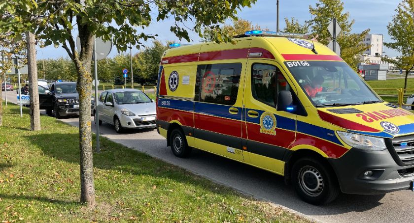 Dwie osobówki zderzyły się na Piłsudskiego. Jeden pas ruchu zablokowany [FOTO]