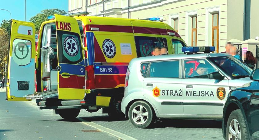 Kraksa na Polowej w Łomży. Rowerzystka zabrana do szpitala