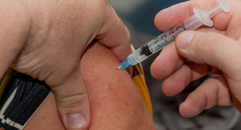 COVID-19. Niepożądane odczyny poszczepienne w Łomży i powiecie