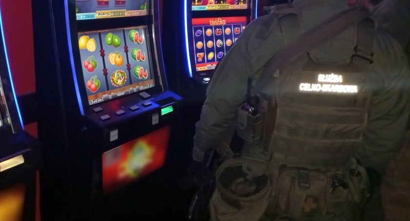 Funkcjonariusze KAS zlikwidowali salon gier w Łomży [FOTO]