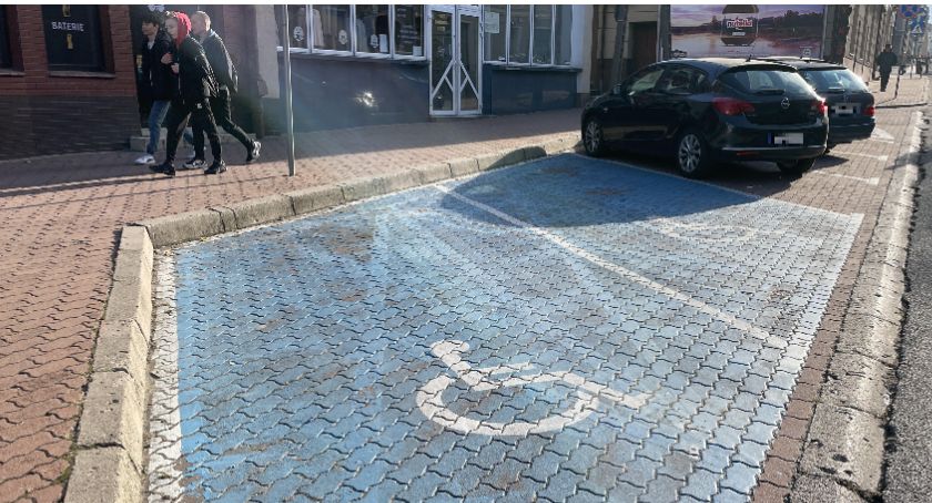 Bezprawne parkowanie “na kopertach” w Łomży. Zjawisko marginalne