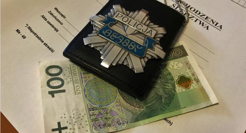 Rzucił policjantom 
