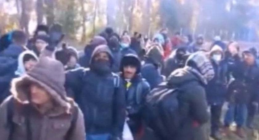 Siłowe forsowanie polsko-białoruskiej granicy. Na miejsce pojedzie więcej żołnierzy [VIDEO]
