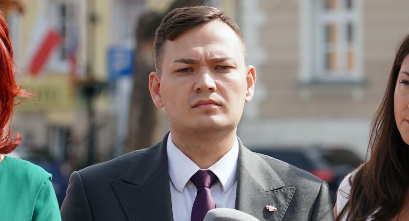 Piotr Modzelewski żąda przeprosin. Nasz portal niszczy jego wizerunek?