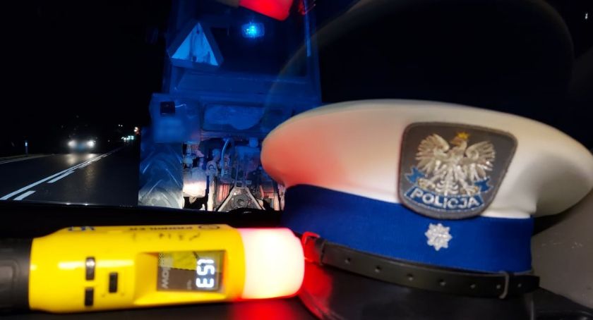 Pijany kierowca jechał nieoświetlonym ciągnikiem! Zatrzymali go policjanci z łomżyńskiej drogówki