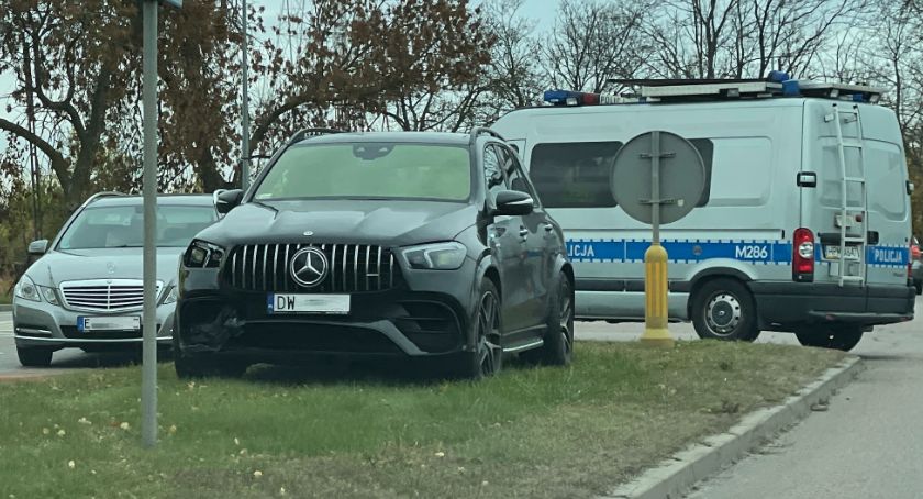 Dwa mercedesy zderzyły się na skrzyżowaniu w Łomży [FOTO]