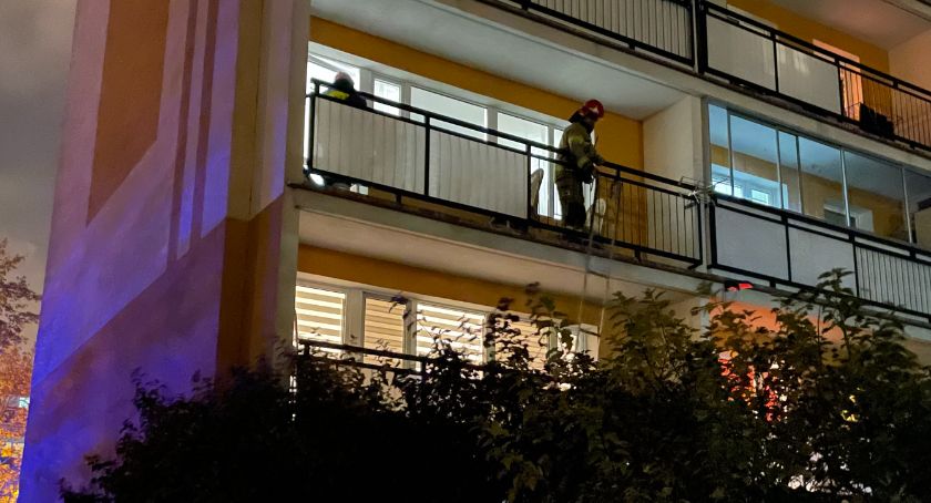 Dziecko zamknęło mamę na balkonie. Pomogli łomżyńscy strażacy [FOTO]