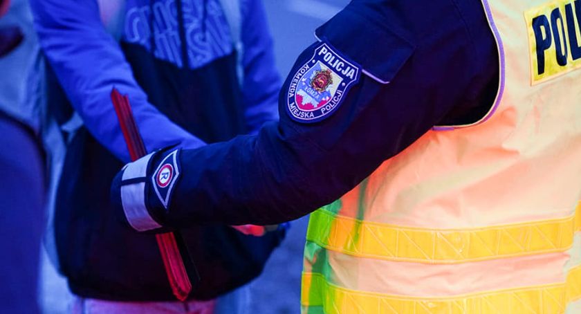 Łomżyńscy policjanci zachęcają do noszenia odblasków