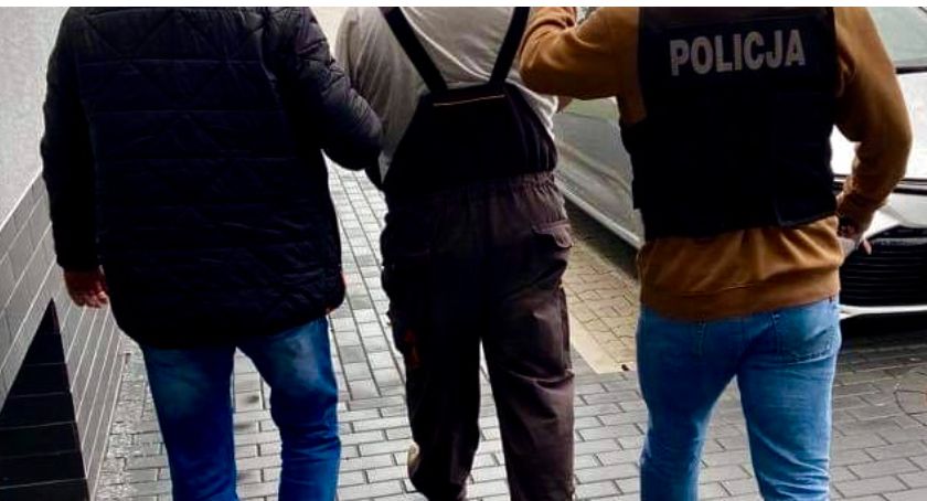 Przyjechał autem i wyszedł porozmawiać z policjantami. Był pijany