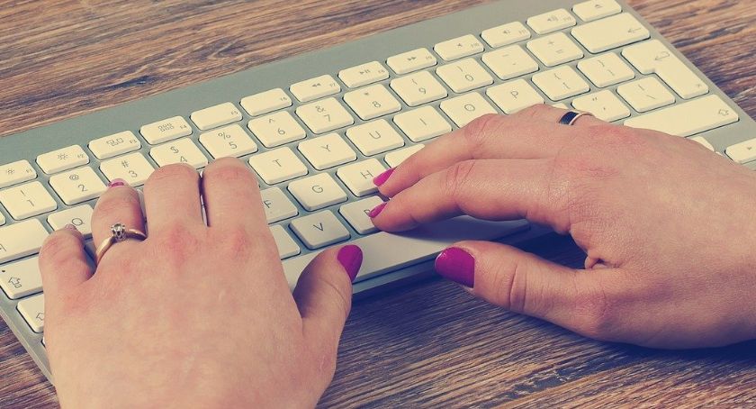 30-latka została oszukana podczas sprzedaży sukienki. Straciła 3 tysiące złotych