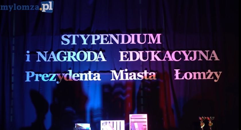 Prezydent Łomży przyznał uczniom stypendia i nagrody