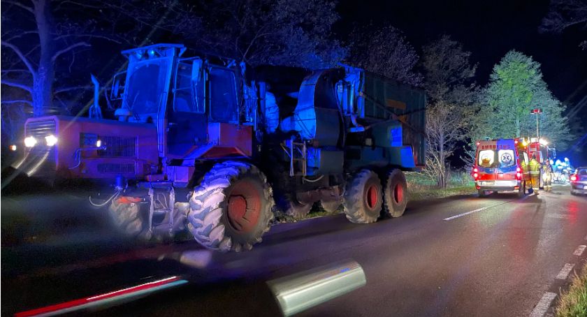 Osobówka zderzyła się z maszyną leśną [FOTO]