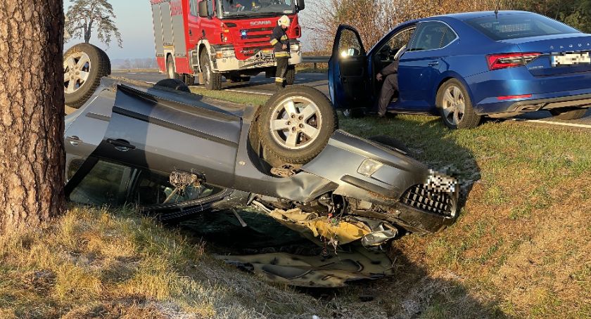 Samochód wpadł do rowu podczas próby wyprzedzania [FOTO]