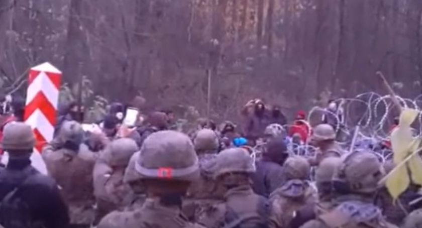 Kije, kamienie i przecinanie zasiek. Migranci ponownie próbowali pokonać granicę [VIDEO]