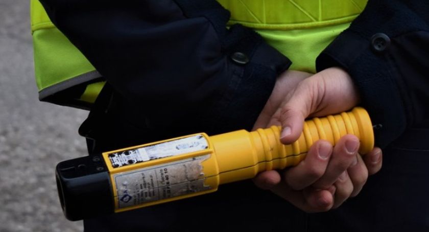 Jeden jechał zygzakiem, drugi uszkodził zaparkowany samochód. Dwaj pijani kierowcy zatrzymani