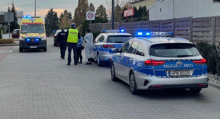 Potrącenie przy markecie w Łomży [FOTO]