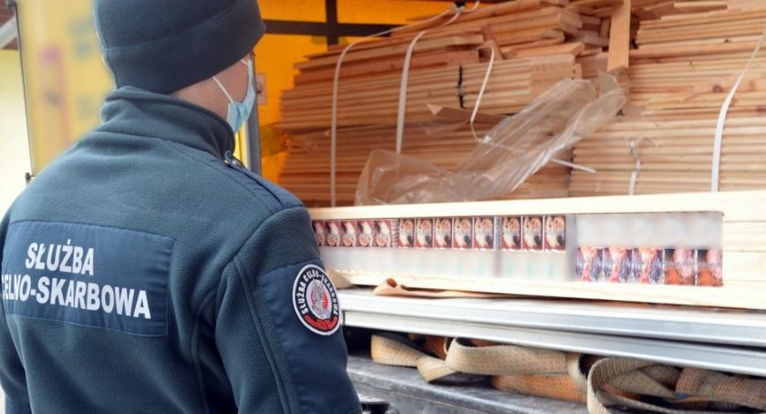 Udaremniony przemyt. Funkcjonariusze przejęli 65 tys. paczek nielegalnych papierosów [VIDEO, FOTO]