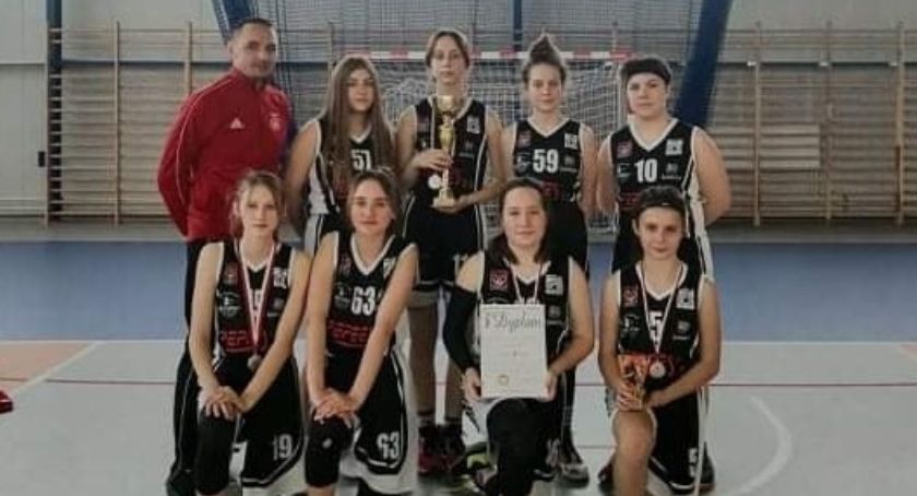Srebro dla koszykarek ze Szkoły Podstawowej nr 4 w Łomży