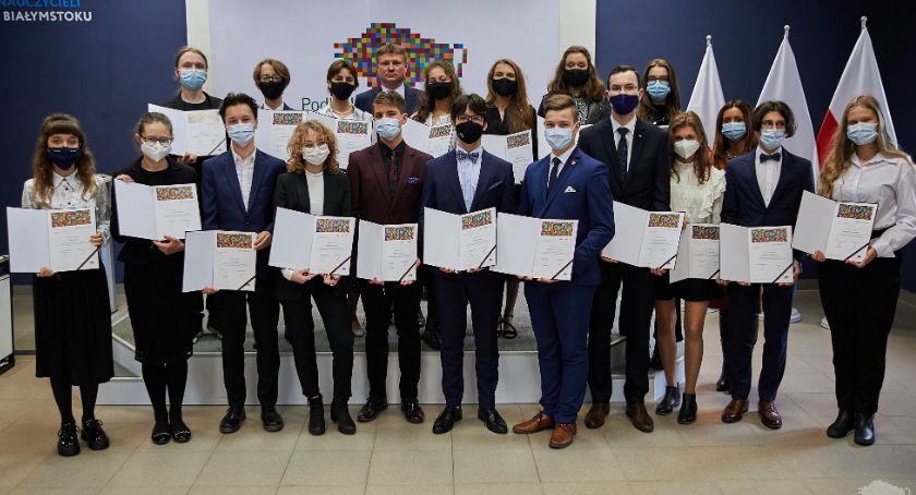 Uzdolnieni uczniowie odebrali stypendia zarządu województwa [FOTO]