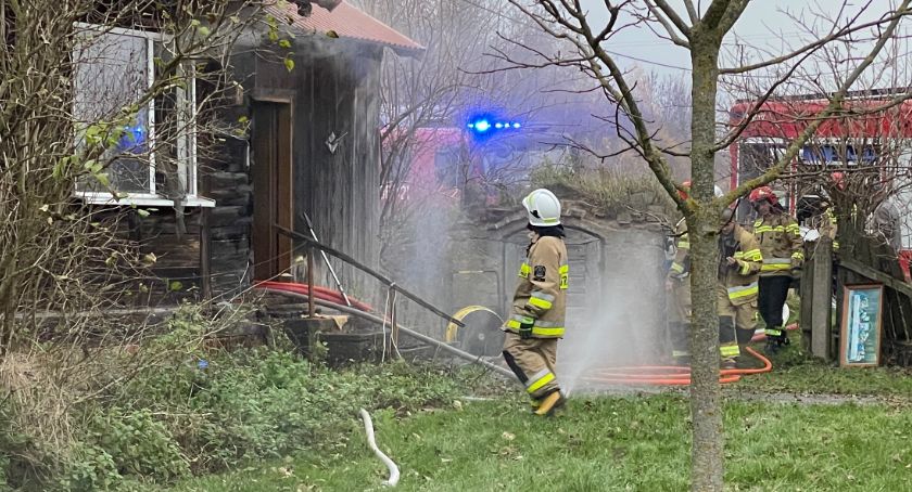 Strażacy gasili pożar w drewnianym domu [FOTO]