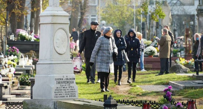 Opuszczone domy i pełne cmentarze. Uwaga na złodziei!