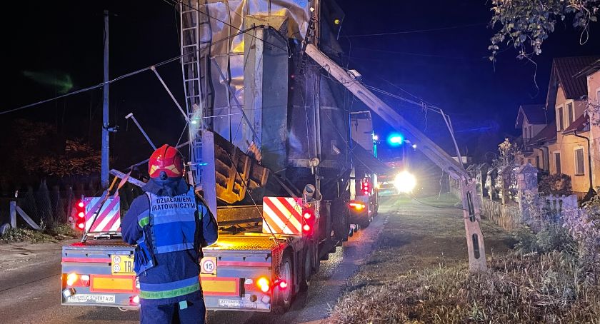  Piątnica: Samochód ciężarowy uszkodził przydrożny słup [FOTO]