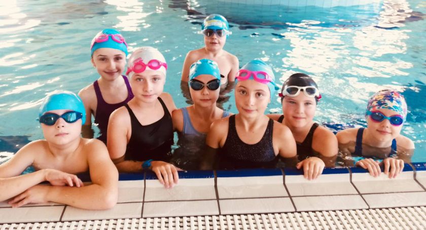 12 medali zdobyli pływacy UKS Butterfly Łomża [FOTO]