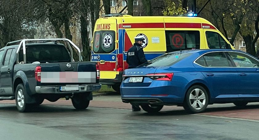 Potrącenie na Dmowskiego w Łomży. Kobieta w szpitalu