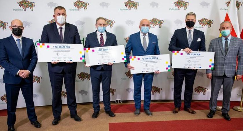 Urzędowe sprawy bez wychodzenia z domu. Czeki na realizację e-usług wręczone