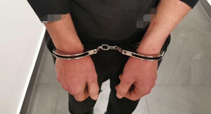 Ważyli narkotyki na bagażniku volkswagena! Dwóch 19-latków zatrzymanych w Starej Łomży [FOTO]