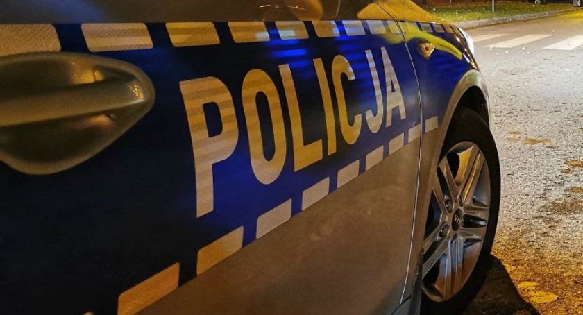 Pijany jechał ursusem bez badań i ubezpieczenia! Na widok policji przyspieszył i zjechał na posesję