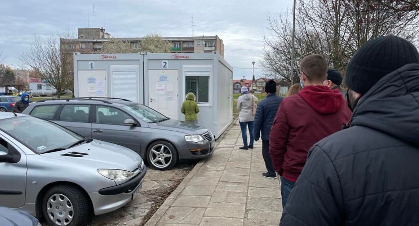Testowanie pod kątem COVID-19 w Łomży. Jedno okienko i problemy z umawianiem się na pobrania
