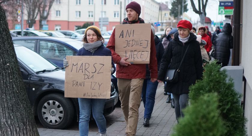 Protesty po śmierci 30-latki. Marsz “Ani jednej więcej” w Zambrowie [VIDEO i FOTO]