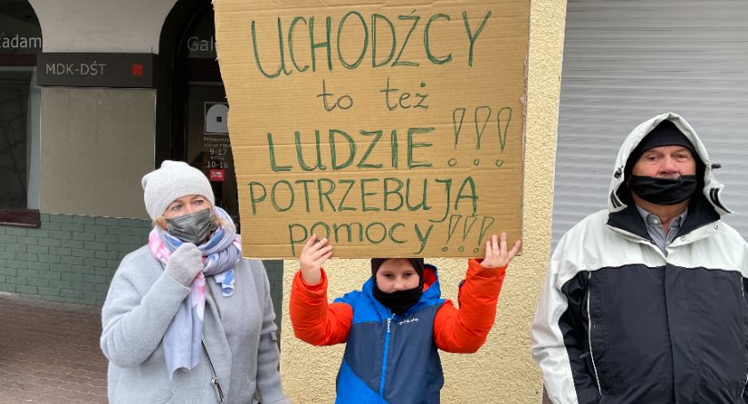 Łomża: Rodzinna akcja w geście solidarności z uchodźcami [VIDEO i FOTO]