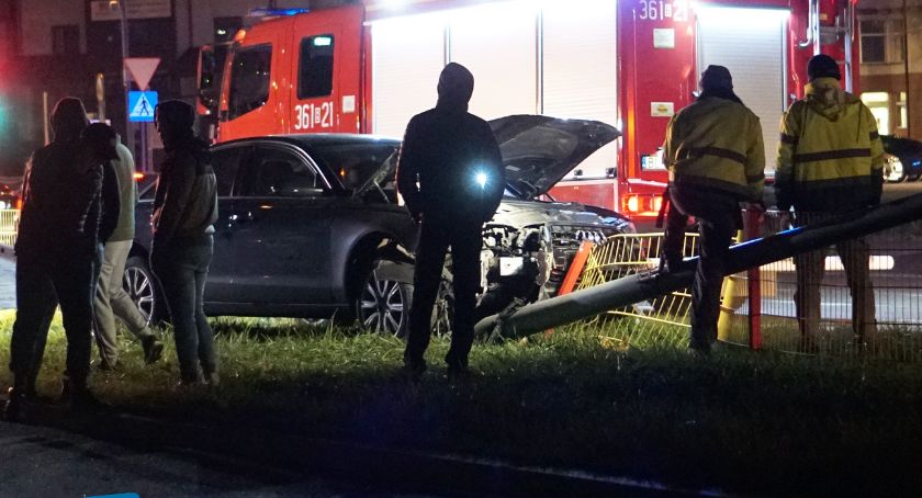 Kierowca audi staranował barierki i latarnię. Część ulicy bez oświetlenia [FOTO]