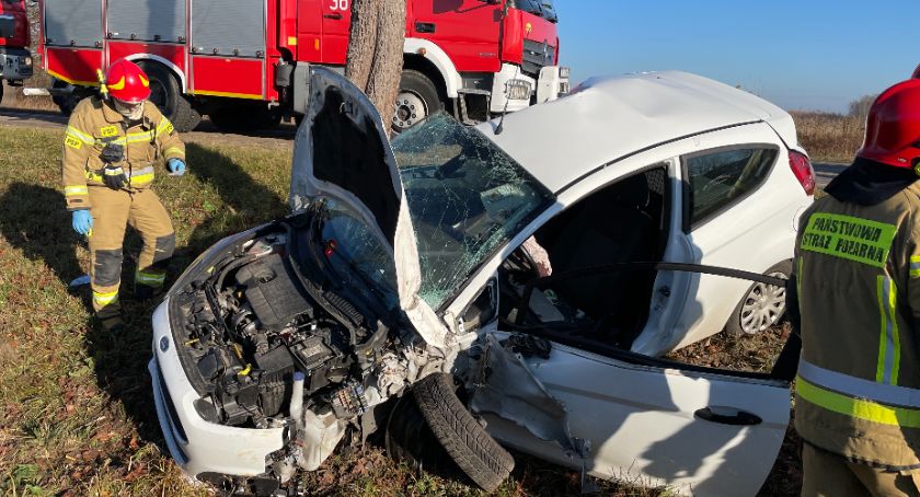 Dachowanie za Zawadami. Ford uderzył w drzewo [FOTO]