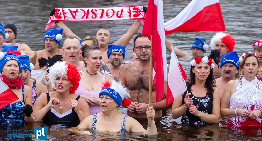 Morsy zimną kąpielą uczciły Dzień Niepodległości [FOTO]