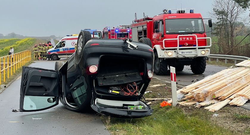 Dachowanie na drodze Łomża - Nowogród [FOTO]